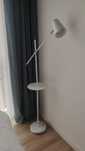 Markslöjd Linear lampa podłogowa z półką i ładowarką USB biały skandyn