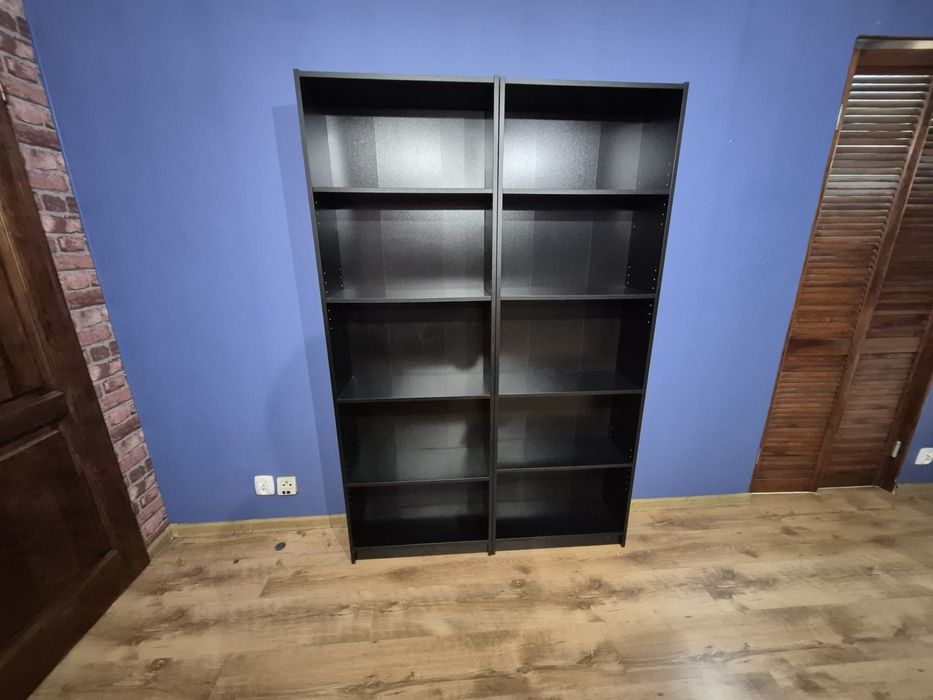 Czarny regał na książki ikea
