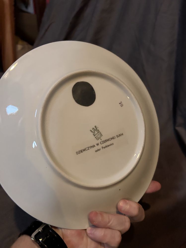 Porcelanowy stary talerz ozdobny prl Dziewczyna w czerwonej sukni