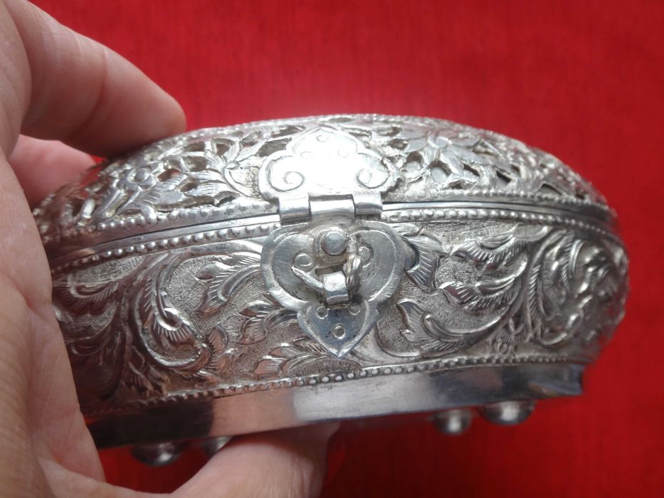 Srebrna szkatułka ażurowa