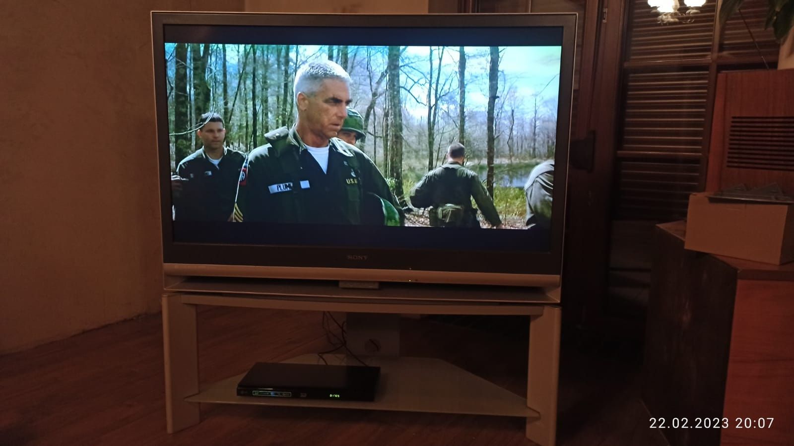 Telewizor projekcyjny LCD 50" Sony KDF-50E2010 ze stolkiiem