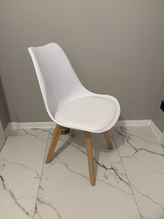 Krzesło białe nogi drewniane