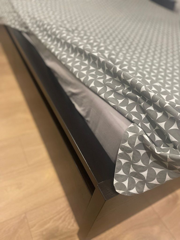 Cama de casal em excelente estado