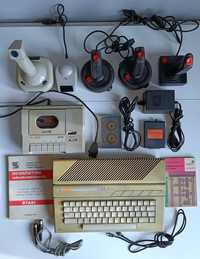 Komputer Atari 65XE + magnetofon, 4 joysticki, cartridge - duży zestaw