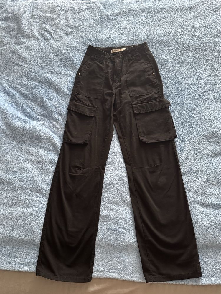штани Bershka medium rise cargo straight