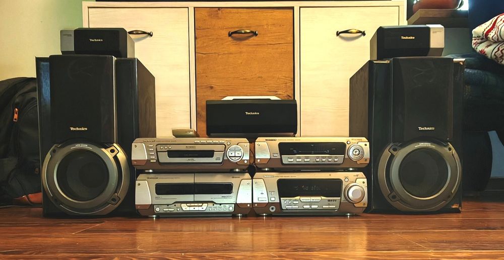Wieża Technics z głośnikami