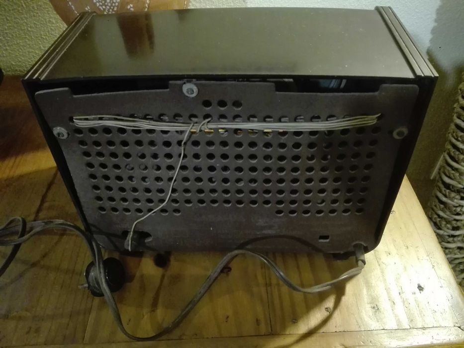 Rádio antigo  SABA-UA 106