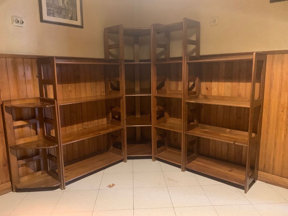Estantes em madeira para desocupar