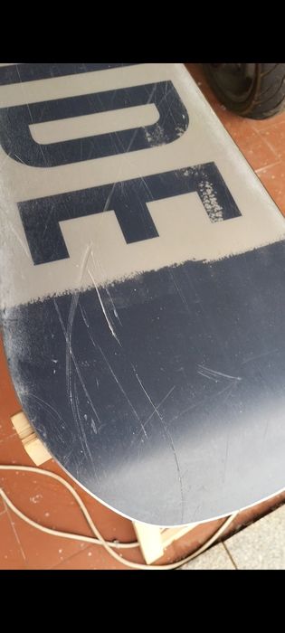 Enceramento e afiamento de snowboards e skis