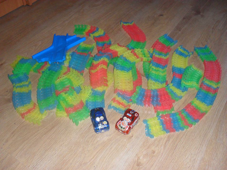 Elastyczny tor samochodowy Magic Tracks, świecący