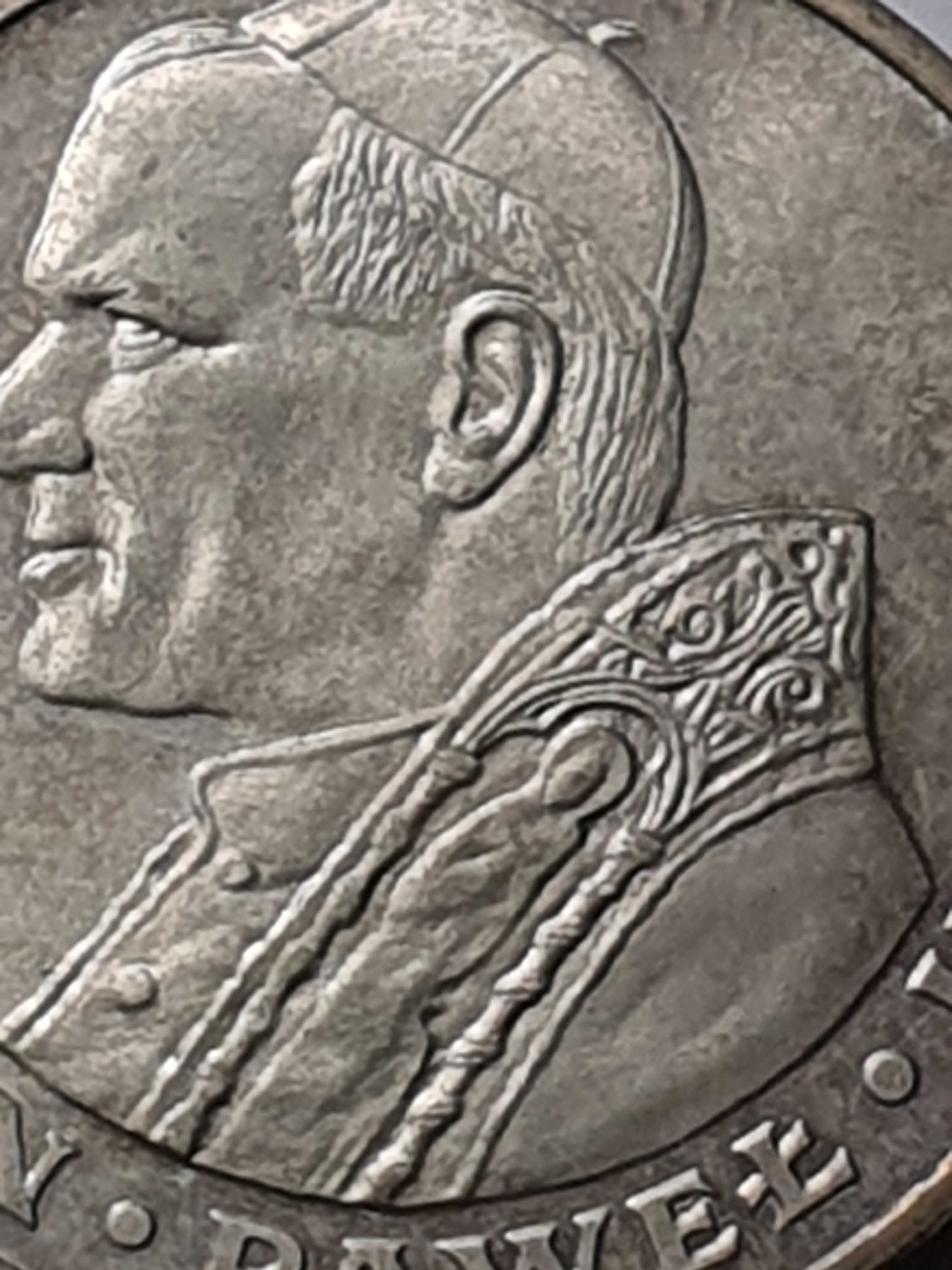 Moneta z Papieżem Janem Pawłem II o nominale 1000 zł. Leżak klaserowy
