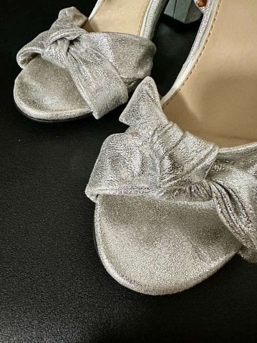 Босоножки на каблуке серебристые