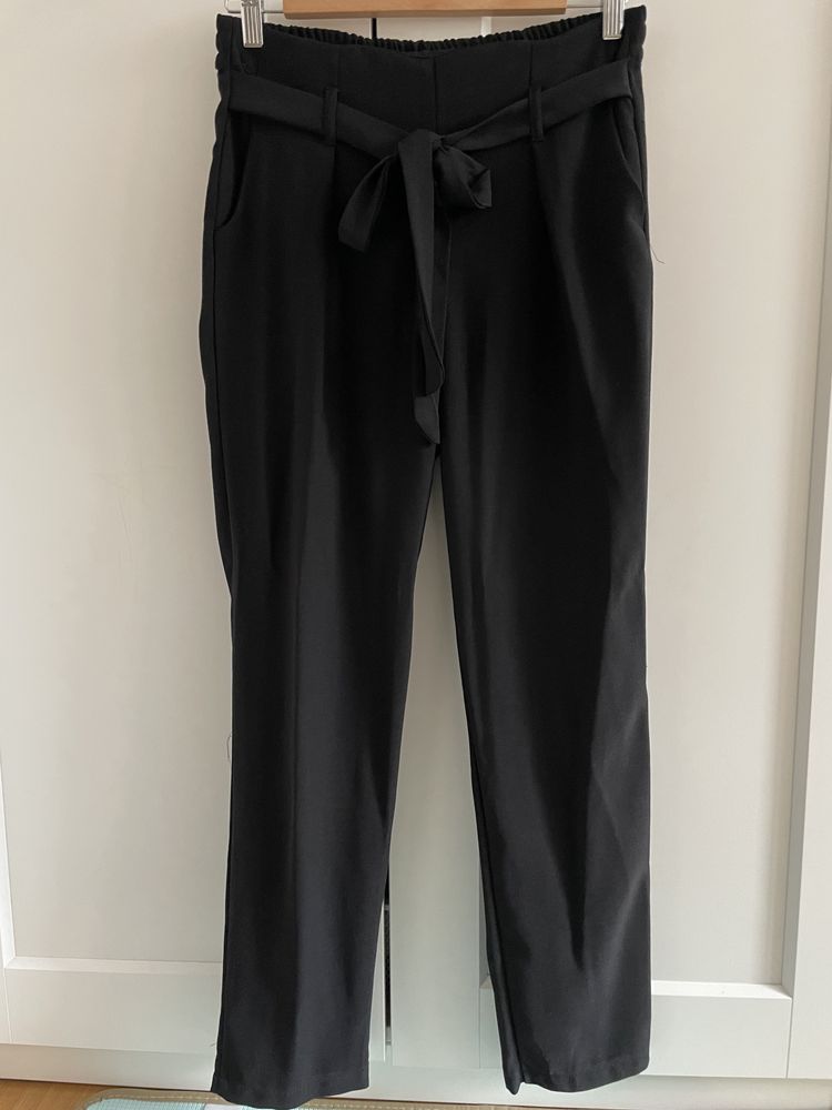 Czarne eleganckie spodnie materiałowe garniturowe Reserved