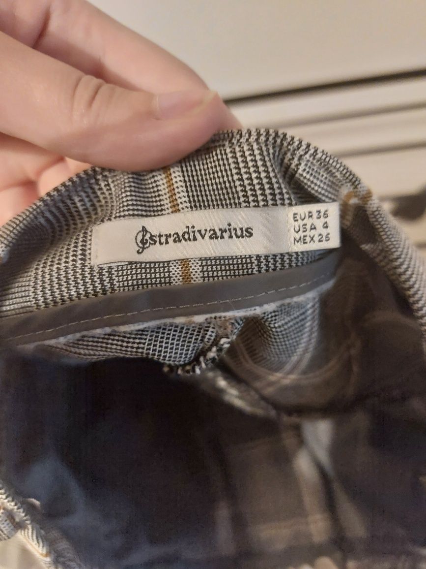 Eleganckie spodnie w kratę Stradivarius