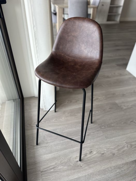 Cadeiras altas em pele castanha