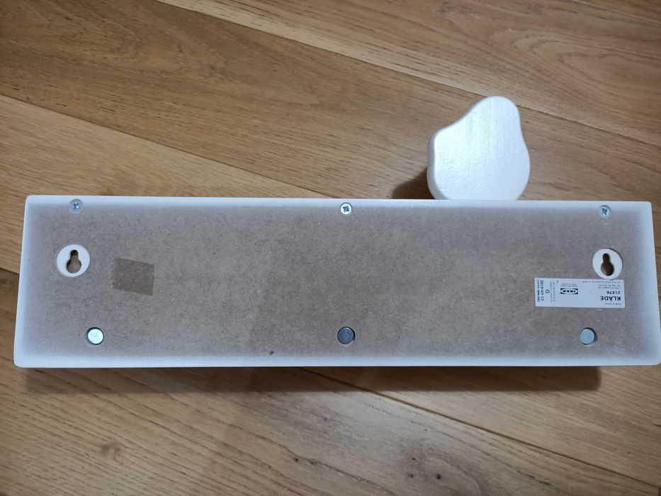 Drewniany, biały wieszak na ubrania IKEA KLADE z sówkami