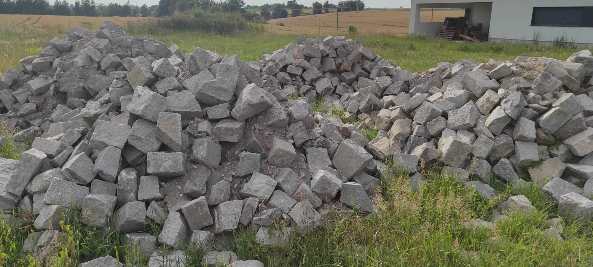 Duża kostka granitowa