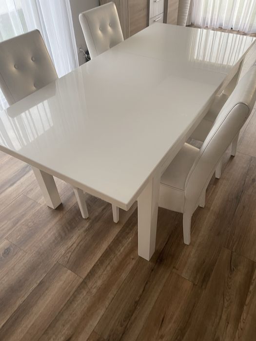 Stół lakierowany bialy i 4 krzesła