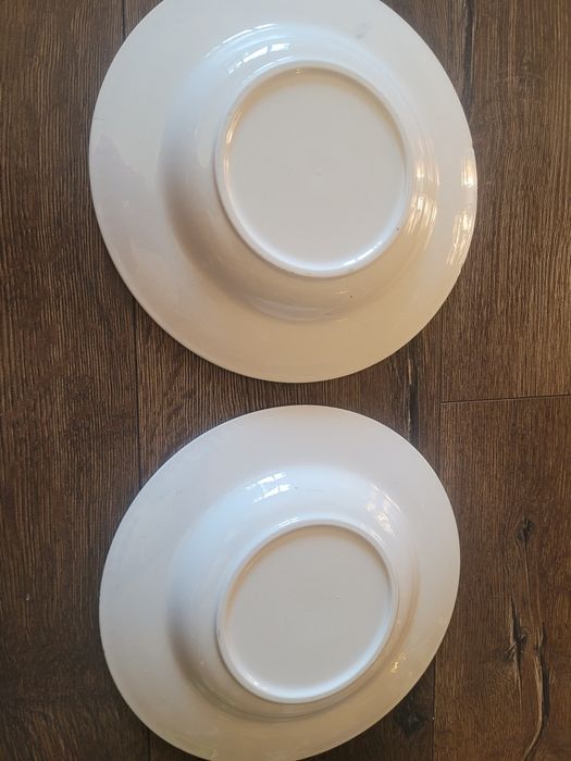 Dwa głębokie talerze porcelanowe ze wzorami
