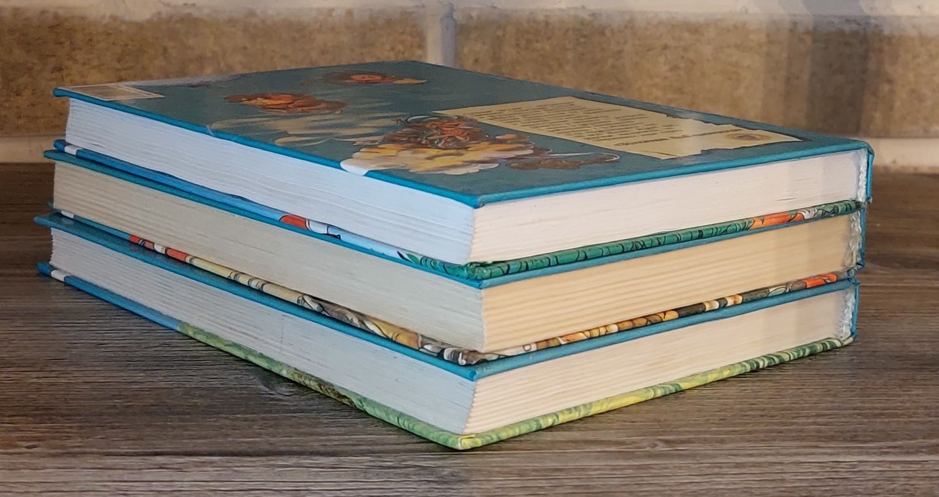 Книги:Алиса в стране чудес;Винни-Пух и все-все-все.Маленькое чудовище