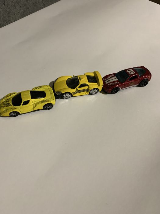 Три металлические машинки, литые лотом