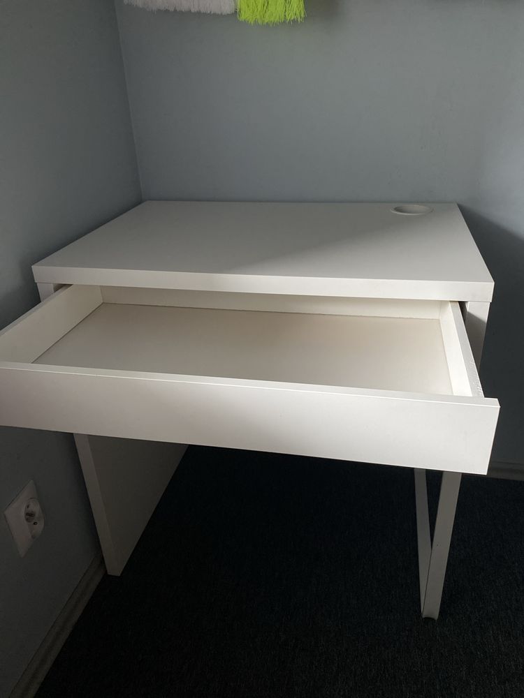 Białe biurko ikea