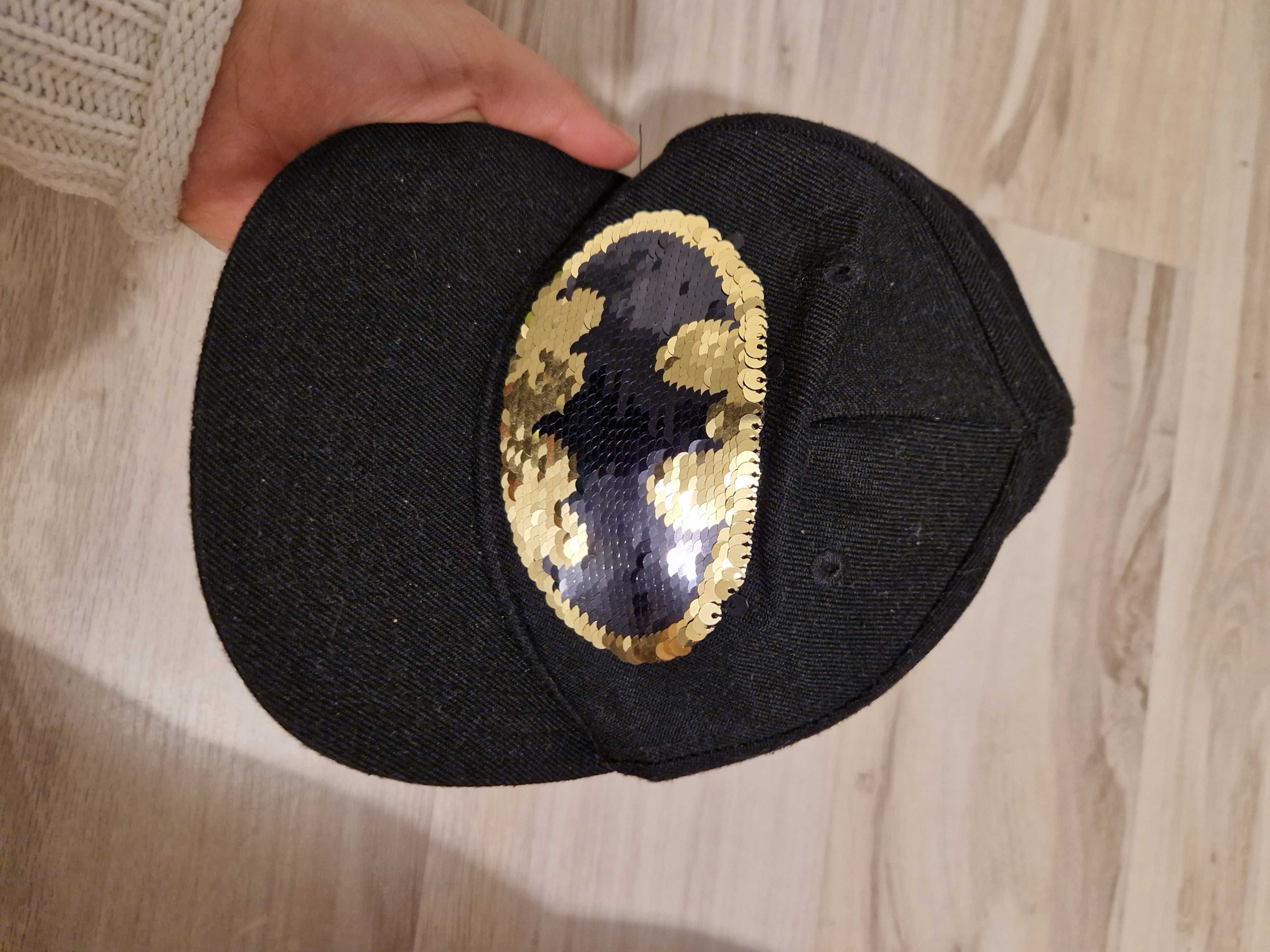 Czarna czapka z daszkiem hm 104