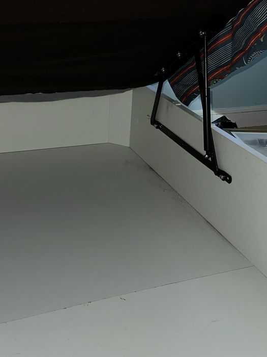 Cama branco com arrumação com Colchão