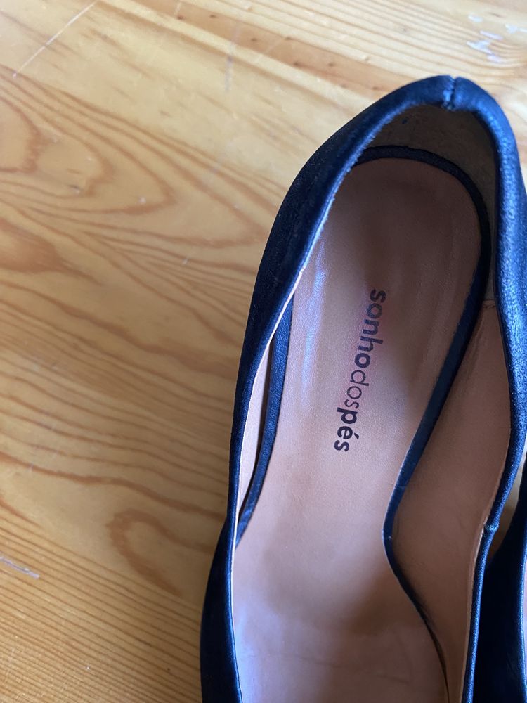 Sapatos pretos com salto