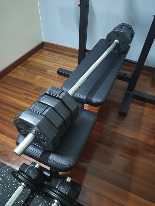 Banco de musculação com pesos
