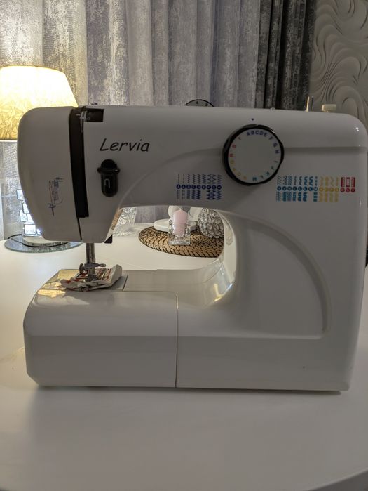 ,Электромеханическая  швейная машинка Lervia