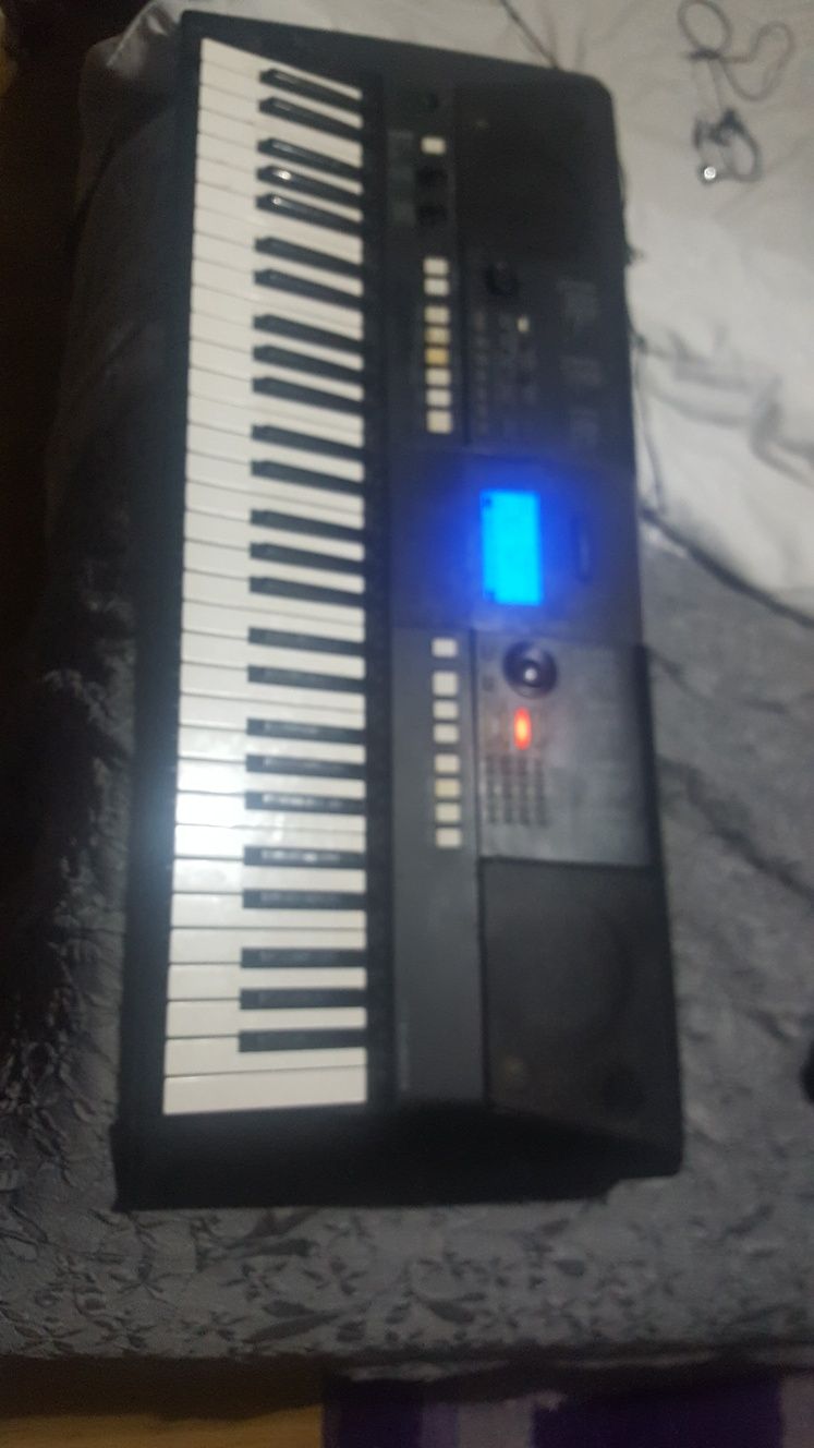 Teclado Yamaha PSR-E423 troco