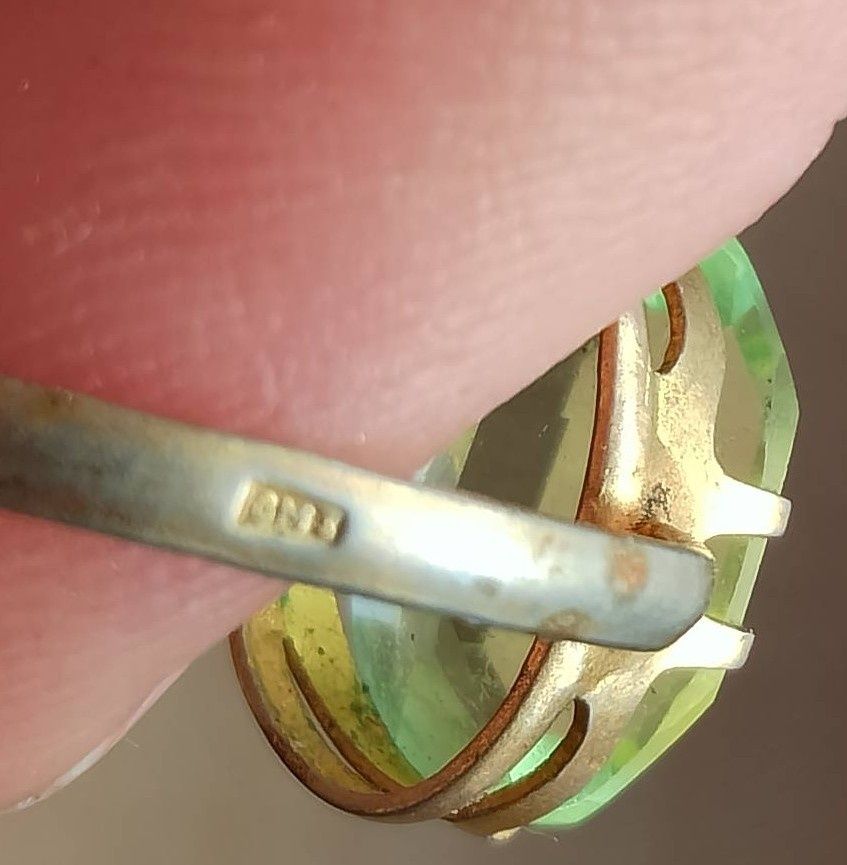 Miedziany pierścionek z zielonym kamieniem