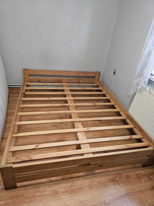 Łóżko z materacem