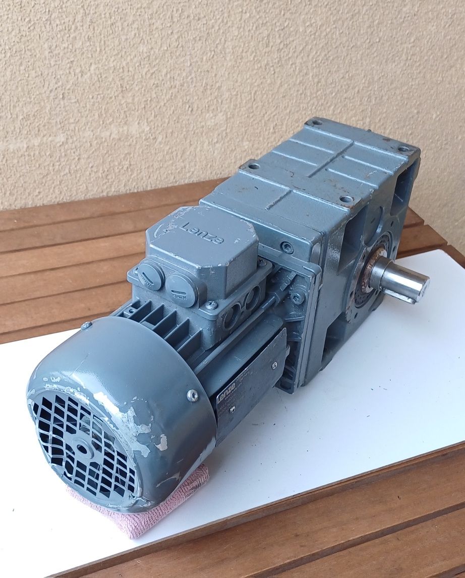 Lenze motoreduktor 0,25 kW 213Nm nieużywany silnik przekładnia ślimako