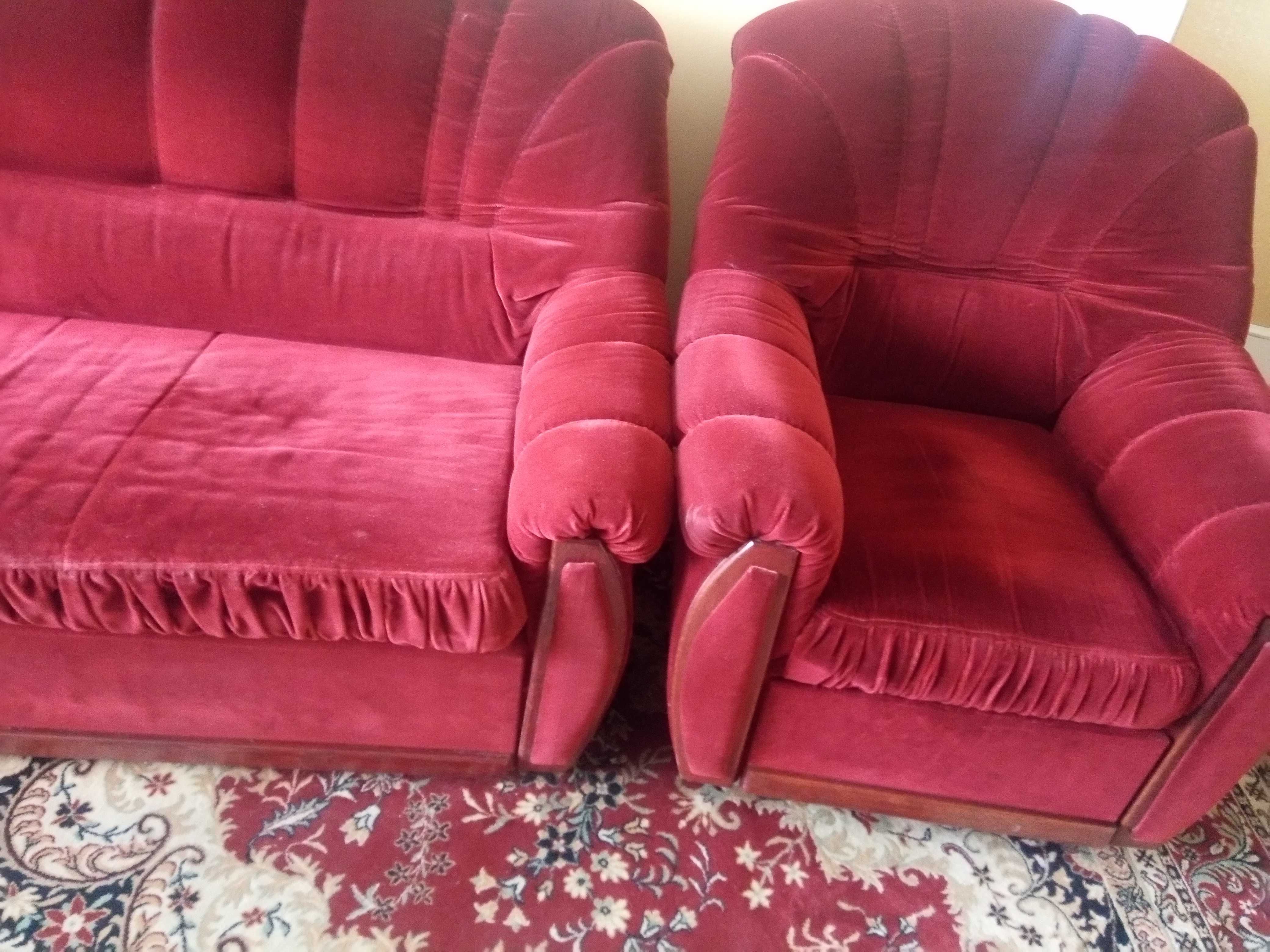 Komplet mebli w b. dobrym stanie , sofa rozkładana i 2 fotele.
