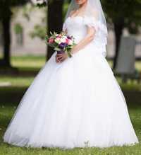 Очень красивое пышное свадебное платье)))