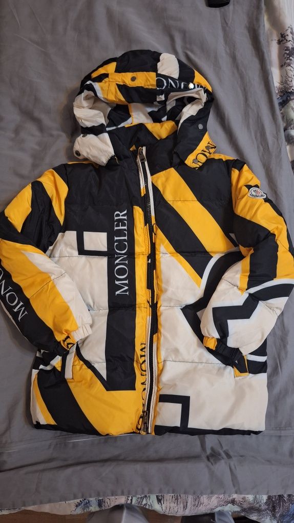Зимовий пуховик Moncler 7 років