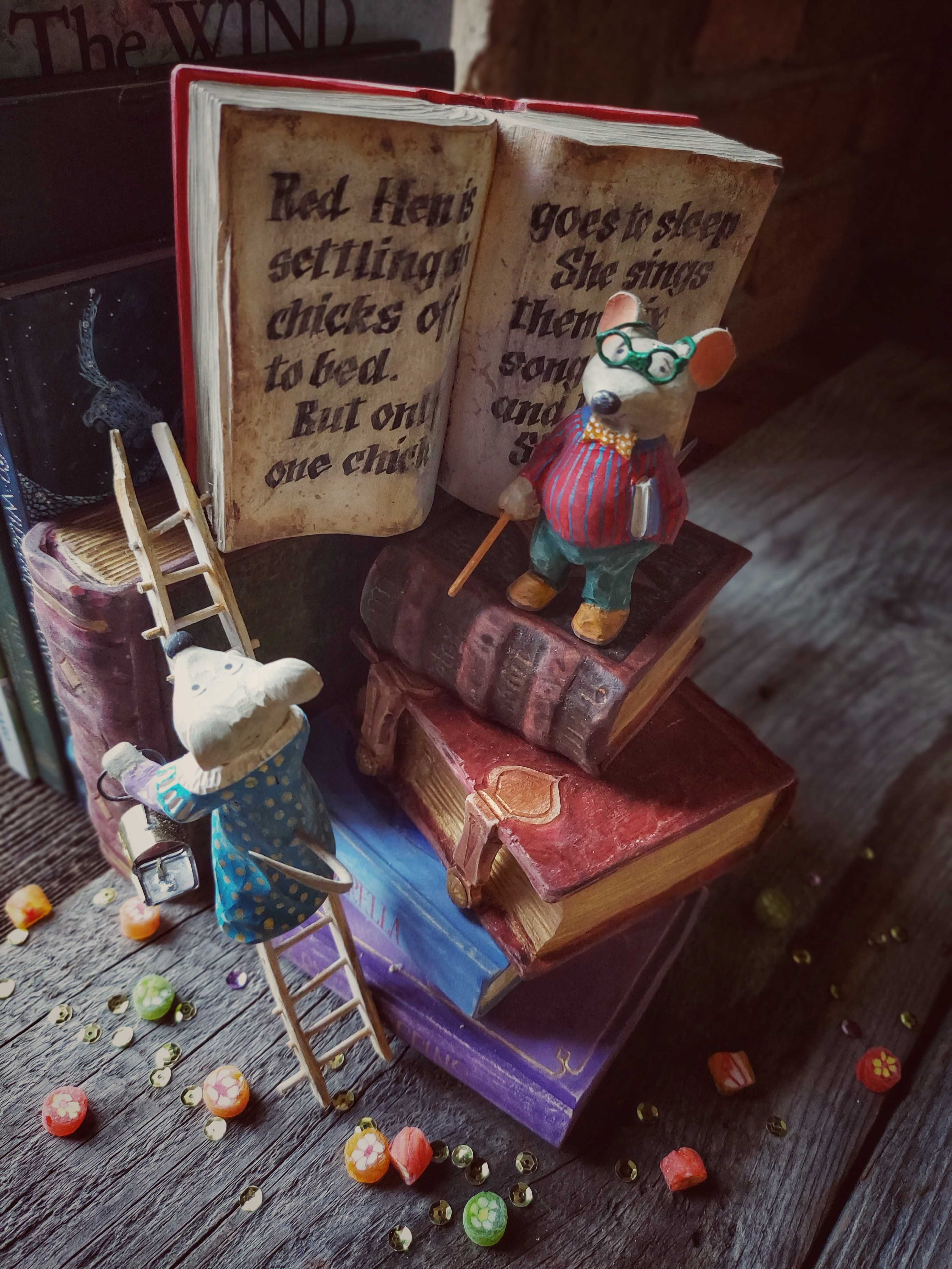 Дерев'яна іграшка ручної роботи інтер'єр подарунок книжкова підставка