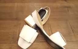 Białe sandały z ozdobnymi elementami