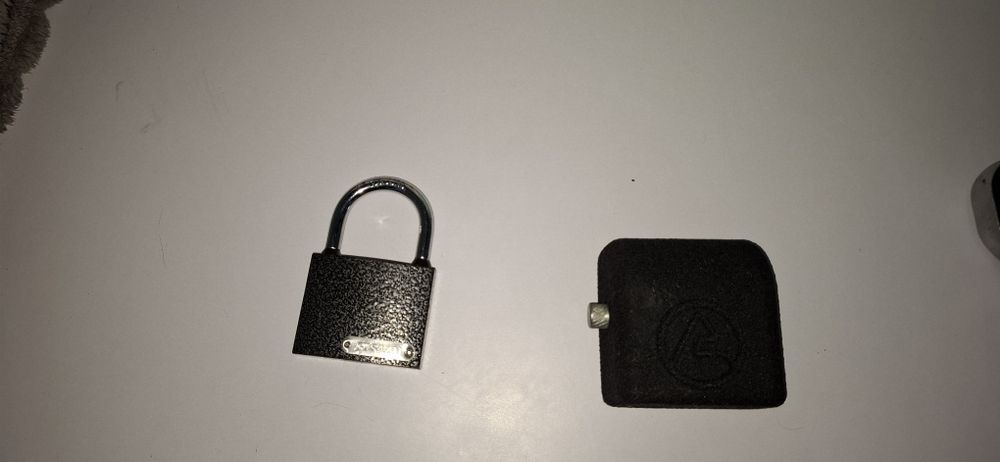 Продам 2 навесних замка