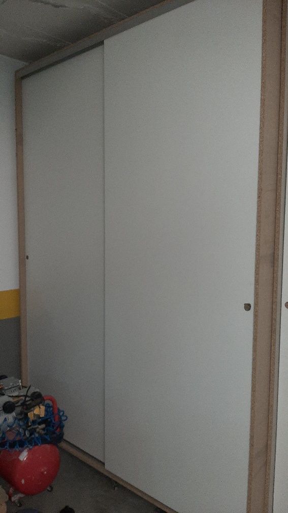 Vendo armário muito resistente para garagem