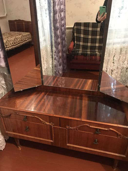 Шафа трьохдверна та дзеркало з одного гарнітуру