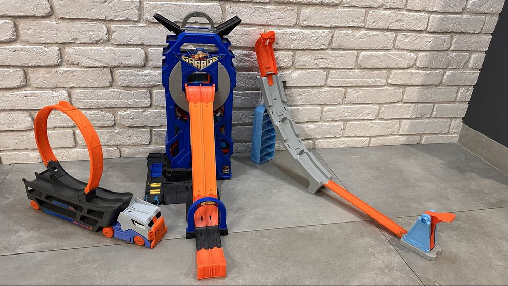 Hot Wheels – duży zestaw torów +garaż+ciężarówka z pętlą+zjeżdżalnia
