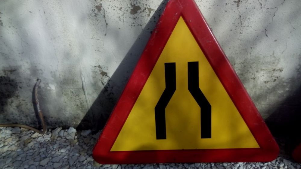 sinais para obras na estrada