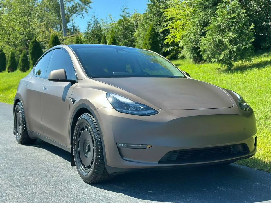 Tesla Model Y      2023