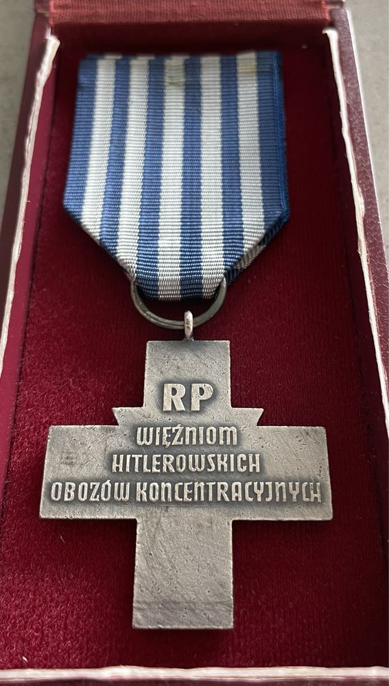 Krzyż Oświęcimski RP w pudełku