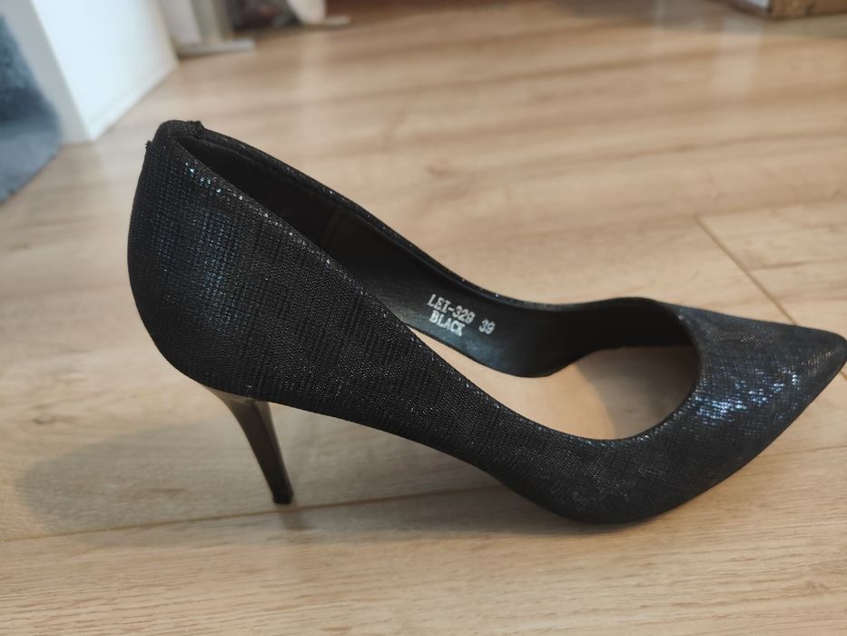 Obcasy z zielonym holo