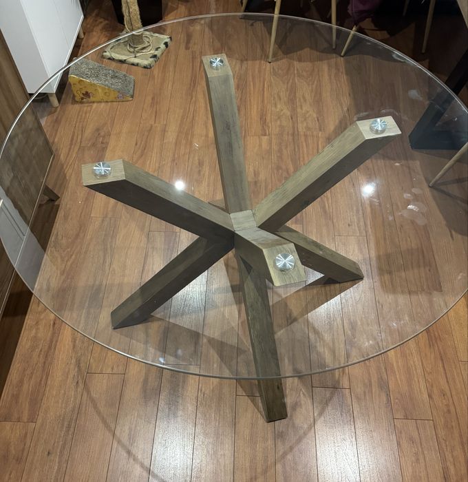 Mesa com tampo em vidro