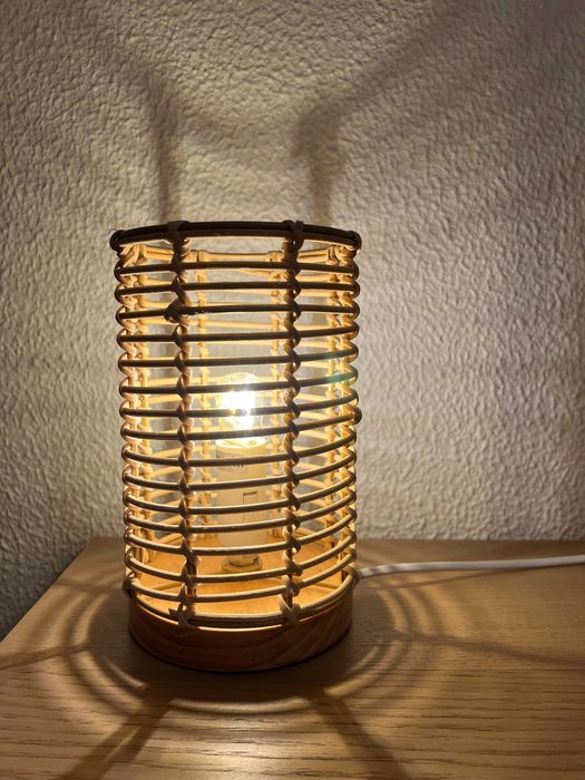 Candeeiro de mesa com base em madeira e rattan - Leroy Merlin